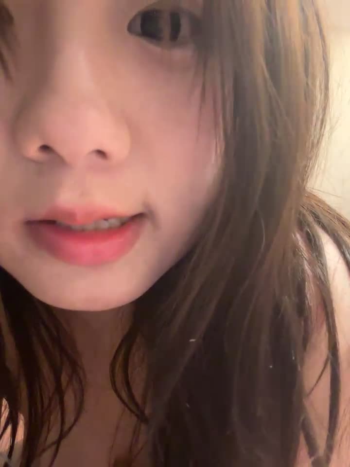 童颜巨乳的少女主播，自慰高潮给你看