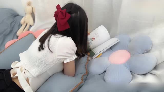 娇小可爱的女友用她的身体满足我的性需求 无毛白虎嫩逼被大鸡巴爆肏