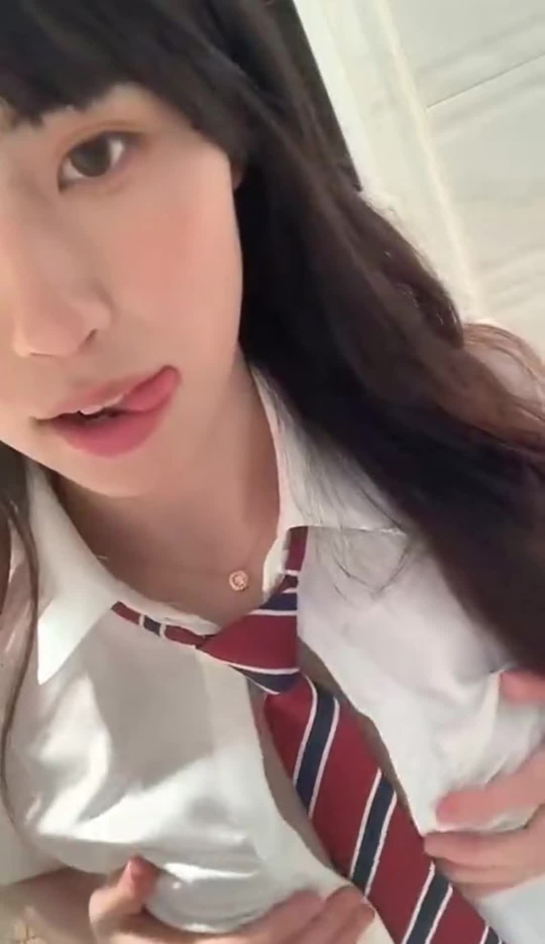 青春少女，白嫩小手打飞机口交，射入嘴里